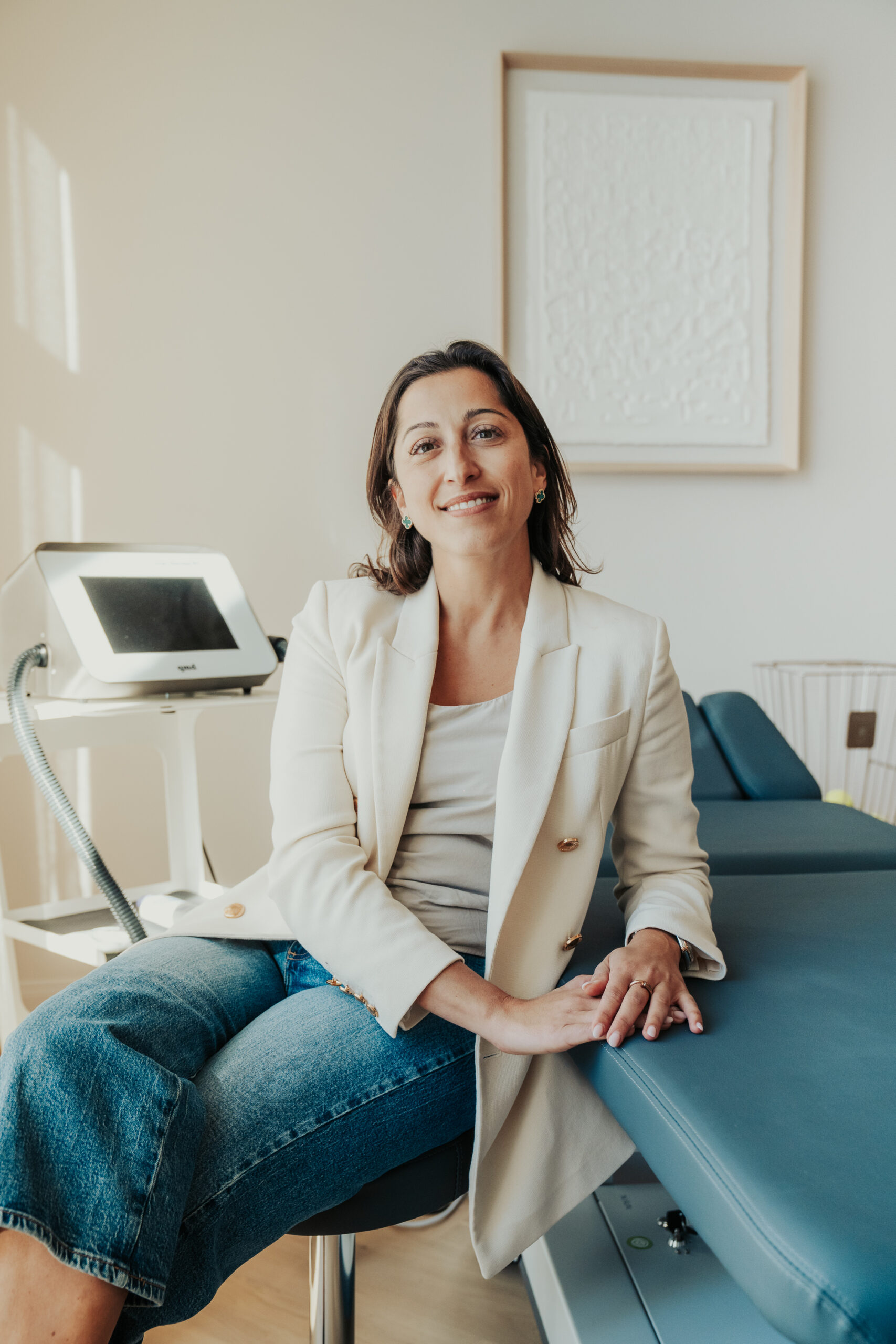 Dr. Ferzan Süzer sitzt angelehnt an einer Bahndlungsliege.